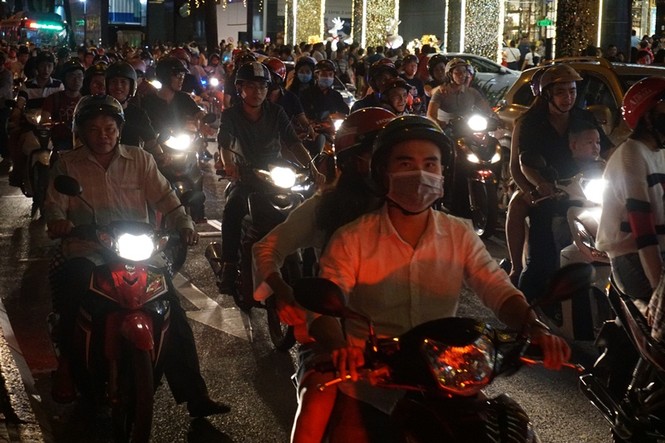 Noel, Sài Gòn, trung tâm thương mại, KẸT XE - ảnh 1