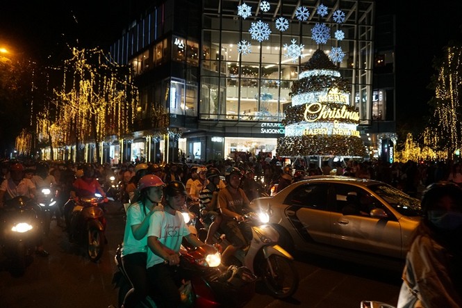 Noel, Sài Gòn, trung tâm thương mại, KẸT XE - ảnh 2