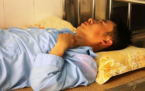 Khởi tố vụ CSGT bị côn đồ đánh ngã giữa phố - ảnh 1