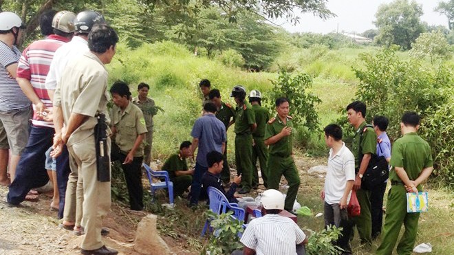 Trinh sát vào cuộc vụ bé trai bán vé số chết trong lùm cỏ - ảnh 1
