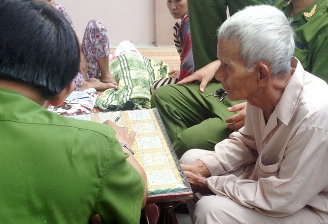 Người cắt tay tự sát bên xác con không chịu khai báo - ảnh 1