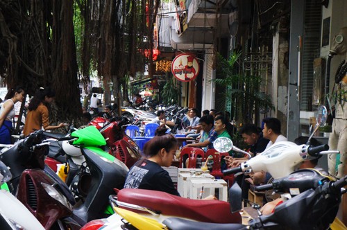 Những con phố thơm mùi cà phê ở Hà Nội - ảnh 2