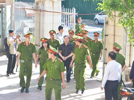 ẢNH: Dương Chí Dũng trong phiên xử vụ tham ô tại Khánh Hòa - ảnh 4