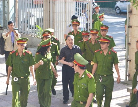 ẢNH: Dương Chí Dũng trong phiên xử vụ tham ô tại Khánh Hòa - ảnh 5