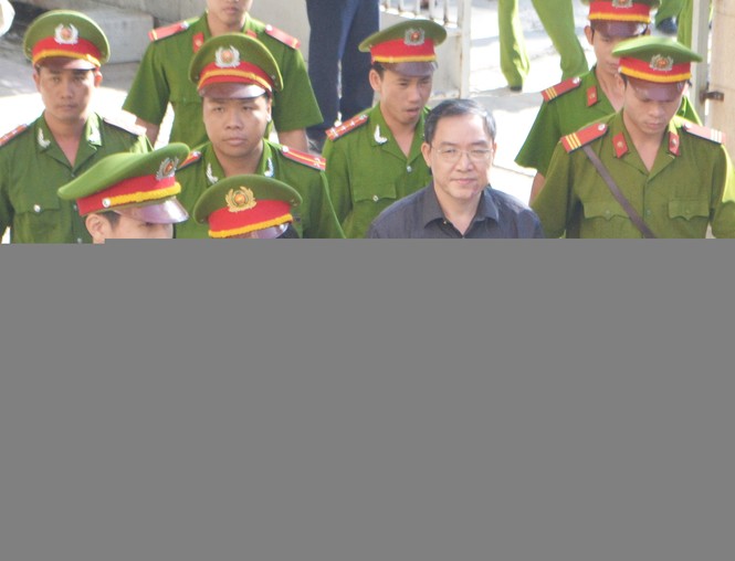 ẢNH: Dương Chí Dũng trong phiên xử vụ tham ô tại Khánh Hòa - ảnh 6