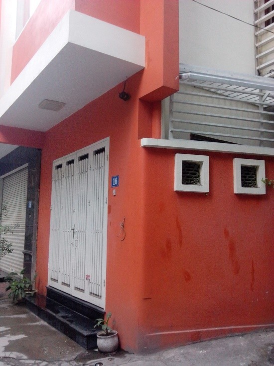 9X ngáo đá cố thủ trong nhà dân - ảnh 1