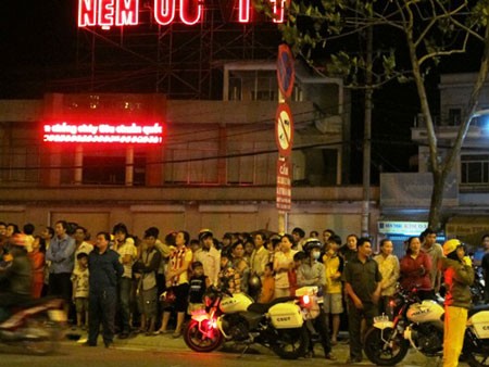 Ngộp thở giải cứu nam thanh niên thất tình... leo trụ quảng cáo tự tử - ảnh 1