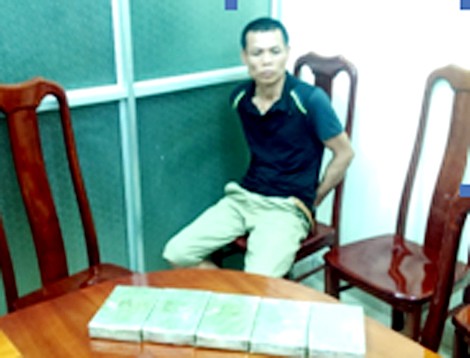Cảnh sát cơ động bắt đối tượng 'ôm' 5 bánh heroin - ảnh 1