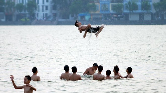 Thả con 'đùa' với Hà Bá giữa Hồ Tây - ảnh 11
