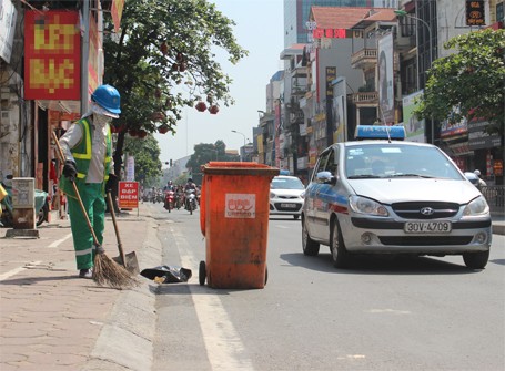 Hà Nội: Nắng nóng 'vắt kiệt' sức người lao động ngoài trời - ảnh 1