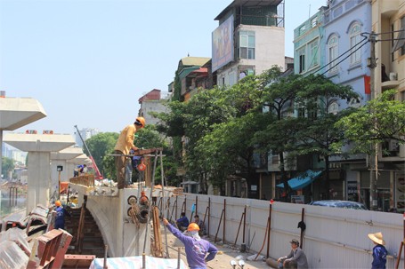 Hà Nội: Nắng nóng 'vắt kiệt' sức người lao động ngoài trời - ảnh 2