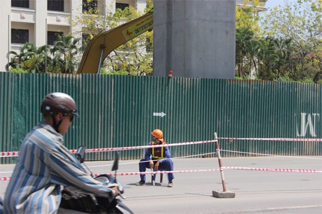 Hà Nội: Nắng nóng 'vắt kiệt' sức người lao động ngoài trời - ảnh 3