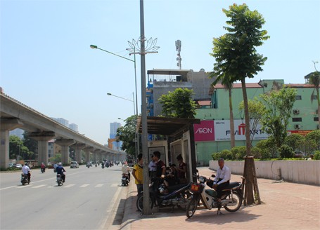 Hà Nội: Nắng nóng 'vắt kiệt' sức người lao động ngoài trời - ảnh 4
