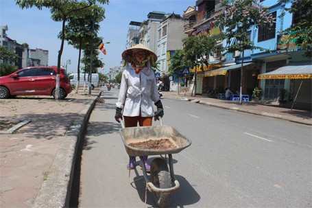 Hà Nội: Nắng nóng 'vắt kiệt' sức người lao động ngoài trời - ảnh 5