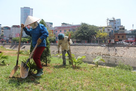 Hà Nội: Nắng nóng 'vắt kiệt' sức người lao động ngoài trời - ảnh 6