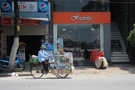 Hà Nội: Nắng nóng 'vắt kiệt' sức người lao động ngoài trời - ảnh 8