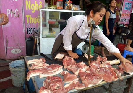 Nóng hầm hập: Thịt ế sưng, xếp hàng cả đêm mua cua đồng - ảnh 2