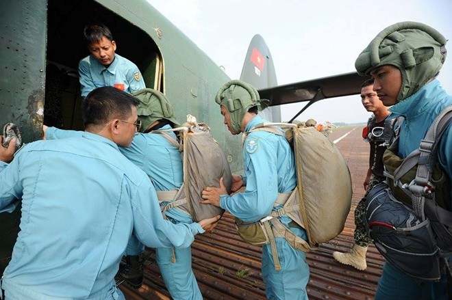 Trào lưu nhảy dù từ độ cao 500 m hút giới trẻ Hà thành - ảnh 1