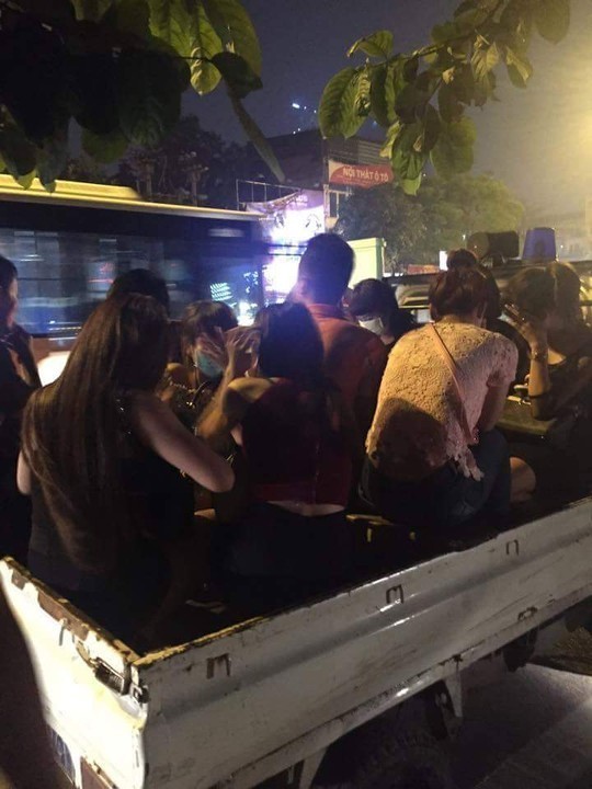Bắt 2 thanh niên đầu trần chở 8 cô gái tới quán karaoke - ảnh 1