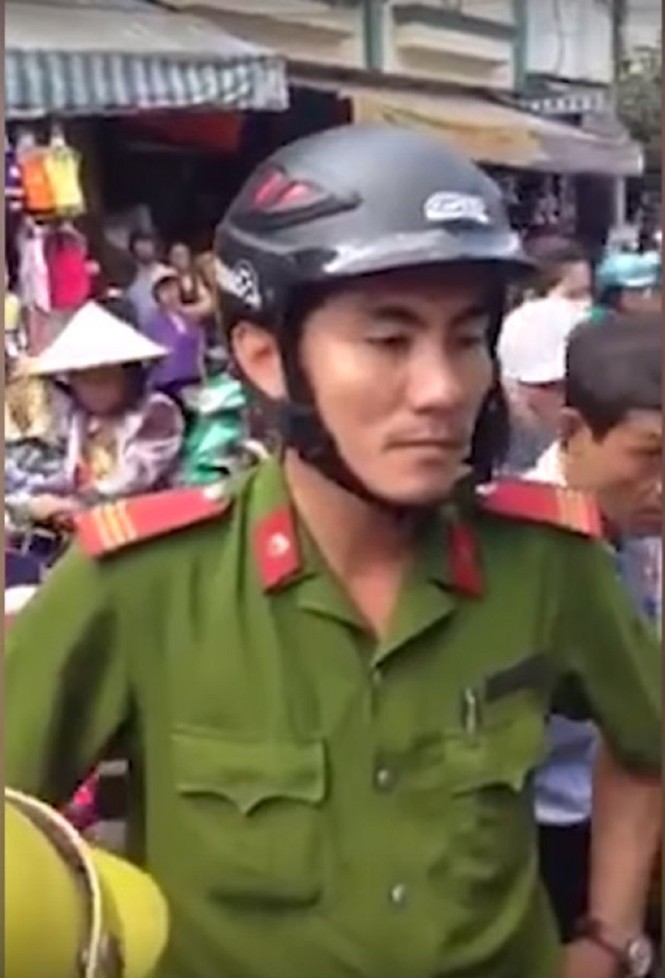 Tạm đình chỉ công tác thượng sĩ công an quật ngã dân - ảnh 1