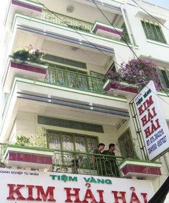 Trộm đột nhập tiệm vàng lấy tài sản trị giá gần 3 tỉ đồng - ảnh 1