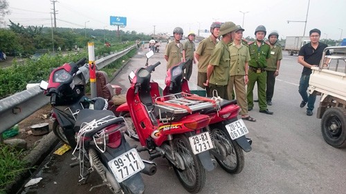 Hà Nội: Truy quét hàng nước “cơ động” ở đường trên cao - ảnh 1