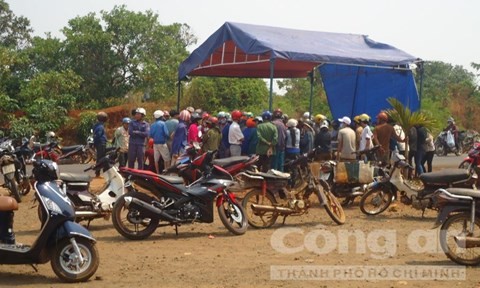 Một thanh niên chết bí ẩn bên vệ đường - ảnh 1