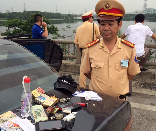 CSGT chặn thanh niên nghi phê ma túy lái ôtô trên cao tốc - ảnh 1