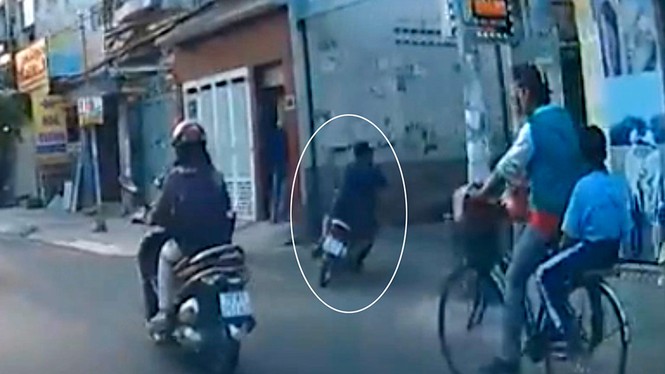 Camera hành trình ghi lại cảnh hai tên cướp giật táo tợn trên phố - ảnh 3
