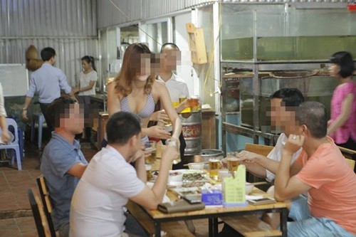 Quán ăn Hà Nội cho nhân viên mặc bikini phục vụ bàn - ảnh 4