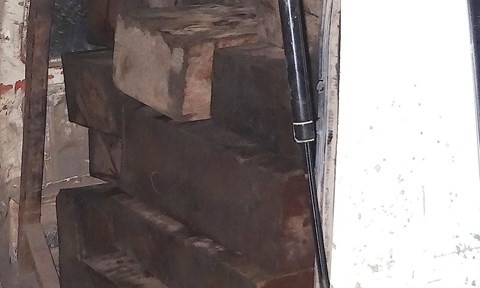 Công an nổ 6 phát súng khống chế xe tải vận chuyển gỗ lậu - ảnh 1