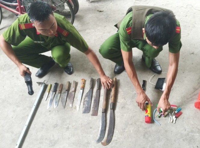 Cả gia đình cầm dao truy sát 13 người - ảnh 1