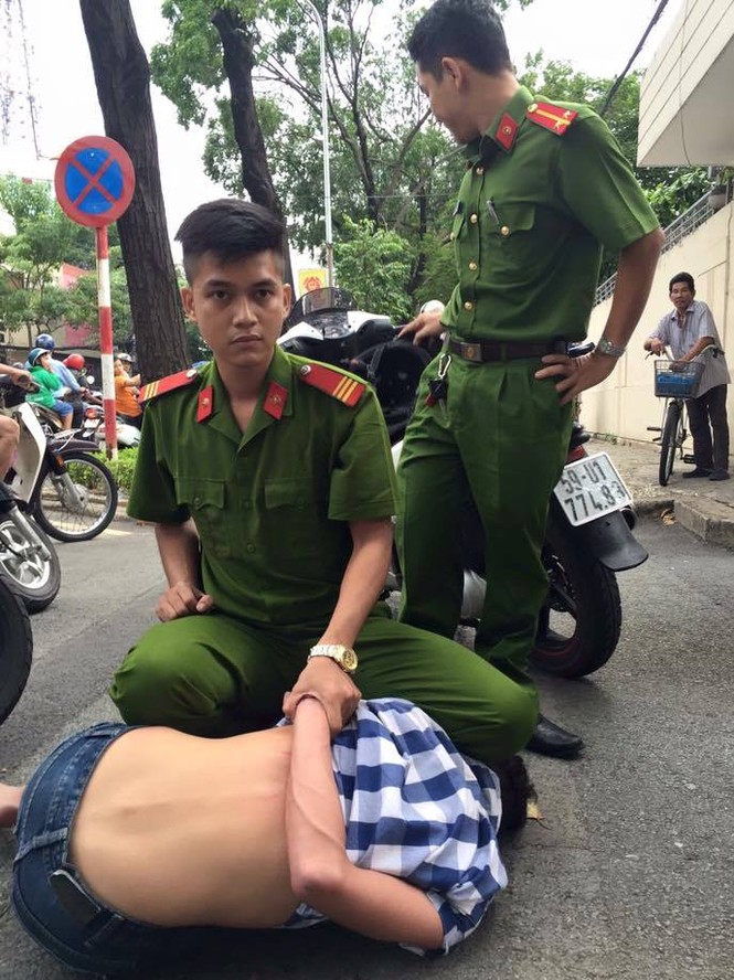 Cảnh sát chữa cháy truy đuổi cướp trên đường phố Sài Gòn - ảnh 1