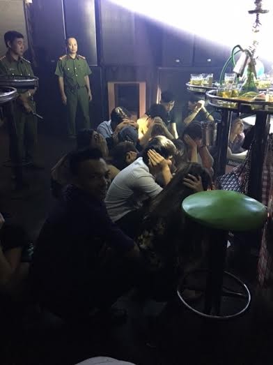 Đột kích quán bar, bắt gần trăm