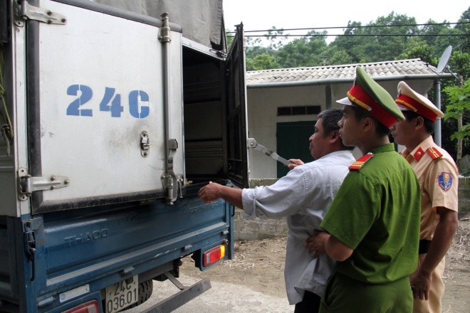Cảnh sát rà soát từng chiếc xe tìm hung thủ gây thảm án ở Lào Cai - ảnh 7