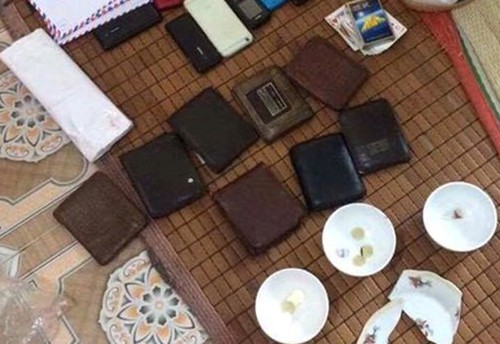 Nhiều con bạc nhảy lầu thoát thân khi cảnh sát đột kích - ảnh 1