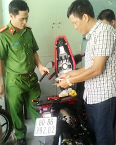 Dùng súng bắn trả công an, cướp xe giữa chợ - ảnh 1