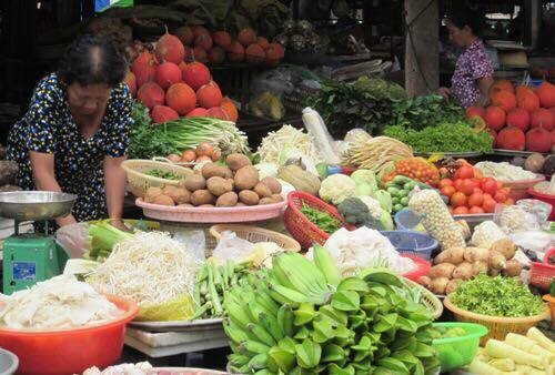 Bà nội trợ chọn hàng Trung Quốc do rau xanh tăng giá chóng mặt - ảnh 1