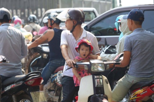 Ùn tắc giao thông nhiều giờ liền ở Hà Nội - ảnh 1