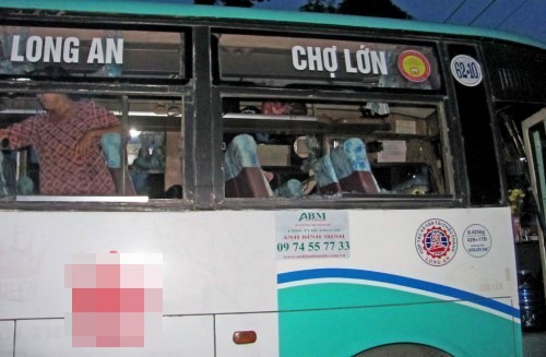 Thanh niên ném đá vỡ kính ôtô buýt vì bị ép xe - ảnh 1