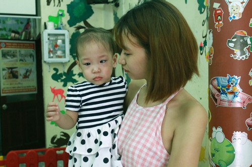 Cặp vợ chồng 2 năm chiến đấu tử thần để cứu cặp sinh non - ảnh 1