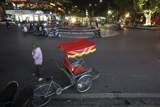 Nhìn gần Hà Nội trong đêm gió lạnh tràn về - ảnh 5