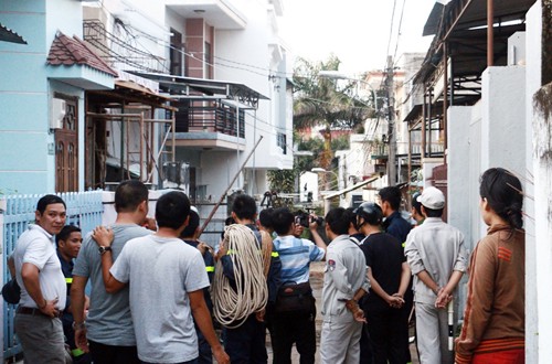 Thanh niên la hét, cầm dao cố thủ 4 giờ trên nóc nhà - ảnh 1