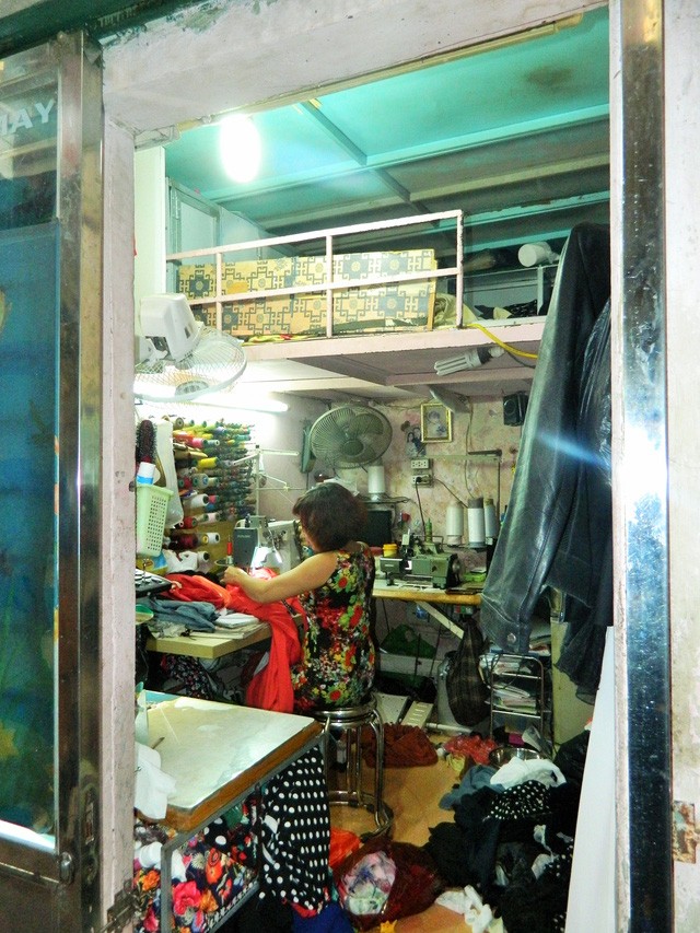 Cuộc sống chật chội giữa lòng phố cổ Hà thành: Lay lắt đến bao giờ! - ảnh 1