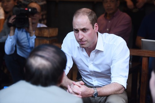 Hoàng tử Anh William ngồi vỉa hè uống cà phê phố cổ Hà Nội - ảnh 2