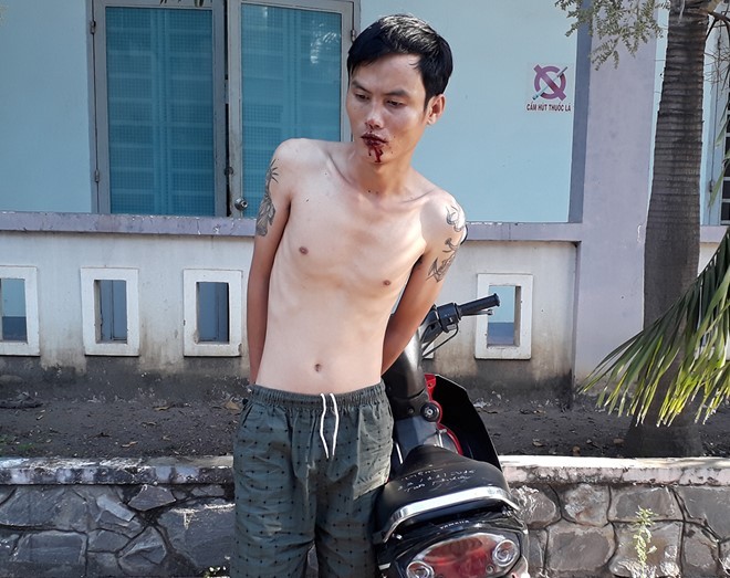 Chủ quầy tạp hóa quật ngã tên trộm xe máy lúc sáng sớm - ảnh 1