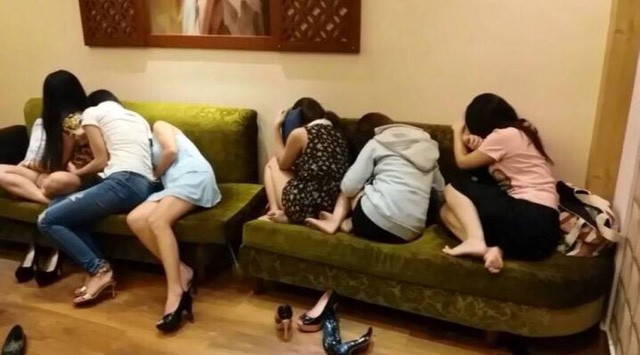 60 tiếp viên ăn mặc mát mẻ ngồi phục vụ khách Hàn Quốc hát karaoke “chui” - ảnh 2