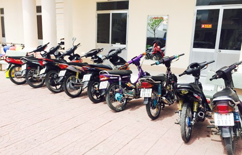 Quái xế chặn quốc lộ, tập luyện cho cuộc đua đêm giao thừa - ảnh 1