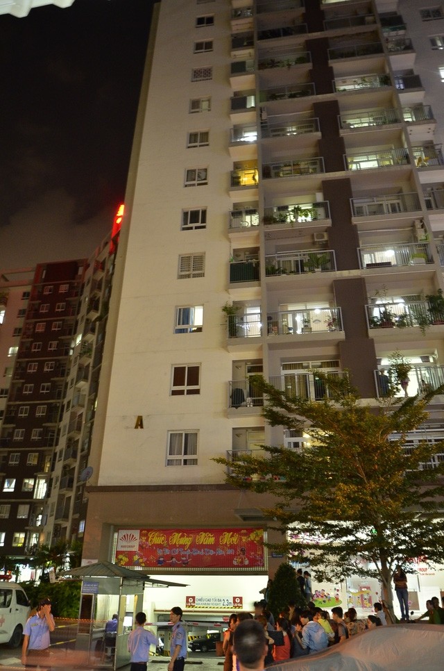Vụ thi thể nữ sinh trong thùng xốp: Áp giải nghi phạm đến hiện trường - ảnh 1