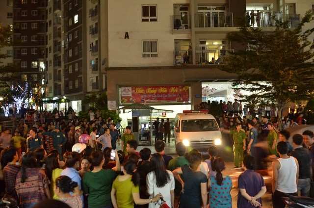 Vụ thi thể nữ sinh trong thùng xốp: Áp giải nghi phạm đến hiện trường - ảnh 2